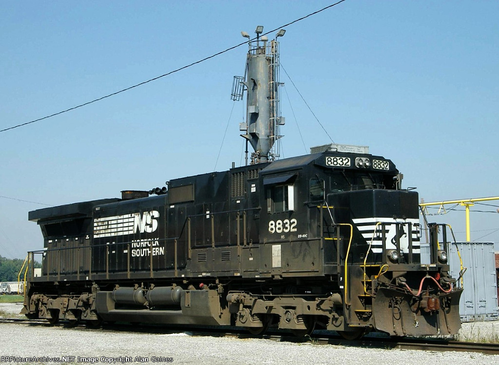 BNSF SD70MAC 8832